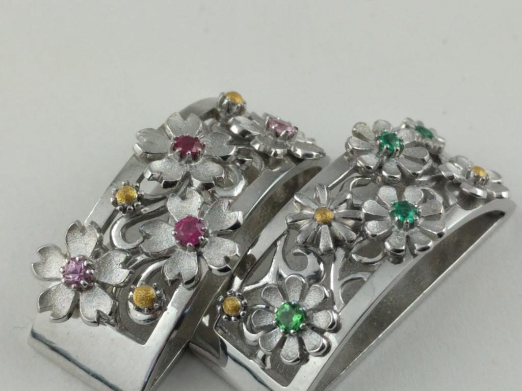 透かし唐草に花 Flowers on Arabesque