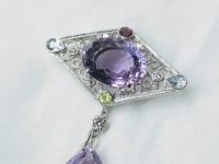 アメシストと天然石のペンダント 素材：Pt900 上下左右対称でバランス、配置を意識しながら作っていくので時間がかかりました。 外枠にはミル打ちを施しています。 大阪府のお客様