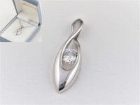 インフィニティ　ペンダントネックレス 素材：Silver,透明石 カンテテの作品の中の一つに「インフィニティ」があるのですが、 それと同じデザインでお客様がお持ちの指輪の透明石を留めれないか？とのご依頼でした。 元々石を留める前提で作っていなかったのと、石も大きいので一点もののオーダーメイドで作ることになりました。 ワックスを削って原型を制作しています。 滋賀県のお客様