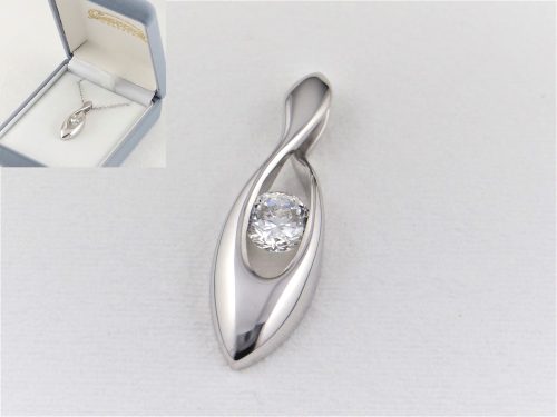 インフィニティ　ペンダントネックレス 素材：Silver,透明石 カンテテの作品の中の一つに「インフィニティ」があるのですが、 それと同じデザインでお客様がお持ちの指輪の透明石を留めれないか？とのご依頼でした。 元々石を留める前提で作っていなかったのと、石も大きいので一点もののオーダーメイドで作ることになりました。 ワックスを削って原型を制作しています。 滋賀県のお客様