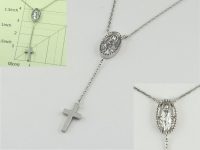 メダイのペンダントネックレス 素材：Pt900 楕円型の本体部分はジュエリーCADで原型を制作＆鋳造、クロスは板からの切り落としです。 それぞれに丸カンをロウ付けして、アズキチェーンで繋げています。 長野県のお客様