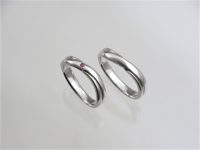 柔らかなフォルムのマリッジリング　F様 素材：Pt900,ルビー ご希望のデザインをお聞きして、ワックスで原型を制作。 奥様の指輪にはルビーを留めました。 大阪府のお客様