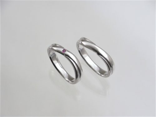 柔らかなフォルムのマリッジリング　F様 素材：Pt900,ルビー ご希望のデザインをお聞きして、ワックスで原型を制作。 奥様の指輪にはルビーを留めました。 大阪府のお客様