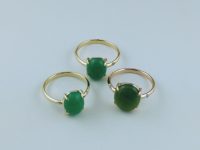 翡翠の指輪 素材：K18,翡翠 お預かりしたイヤリング、ペンダントトップから指輪に作り変えました。 ２つはイエローゴールド、１つはピンクゴールド。 そこに留まっていたメレダイヤも留めています。 大阪府のお客様