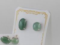 翡翠のピアス 素材：Silver お預かりした翡翠にぴったりと合う4本爪の石枠を作って留めました。 左右非対称のピアスです。 大阪府のお客様