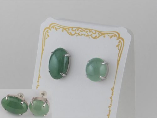 翡翠のピアス 素材：Silver お預かりした翡翠にぴったりと合う4本爪の石枠を作って留めました。 左右非対称のピアスです。 大阪府のお客様