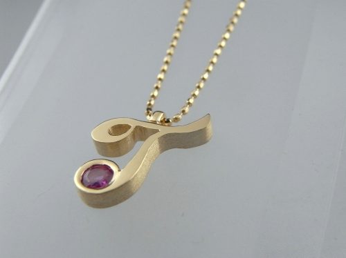 イニシャルペンダント　T 素材：K18,ルビー こちらから提案させていただいた字体のイニシャル「T」にルビーを留めました。 引っかかりを気にされていたので爪留めではなく、埋め込みました。 側面は艶消し仕上げ。 大阪府のお客様