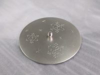 雪模様の銀の蓋 素材：Silver 女性陶芸家からのご依頼で制作しました。 雪の模様はタガネで彫っています。 つまみ部分以外は艶消し仕上げ。 直径約16㎝。 オーダーメイド 京都府
