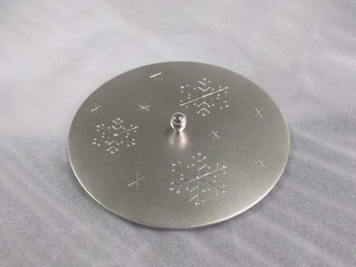 雪模様の銀の蓋 素材：Silver 女性陶芸家からのご依頼で制作しました。 雪の模様はタガネで彫っています。 つまみ部分以外は艶消し仕上げ。 直径約16㎝。 オーダーメイド 京都府