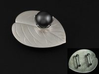 黒真珠の帯留め 素材：Silver、黒真珠 お客様の指輪に留まっていた黒真珠を帯留めに作り変えました。葉は裏から叩いたりして全て地金からの制作。毛彫りタガネで葉脈を彫って、葉の表面は金剛砂で艶消し仕上げにしています。 オーダーメイド 京都府のお客様