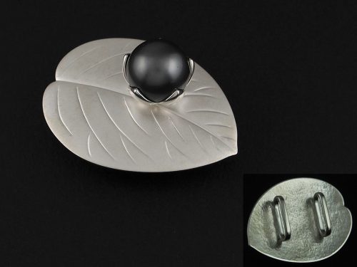 黒真珠の帯留め 素材：Silver、黒真珠 お客様の指輪に留まっていた黒真珠を帯留めに作り変えました。葉は裏から叩いたりして全て地金からの制作。毛彫りタガネで葉脈を彫って、葉の表面は金剛砂で艶消し仕上げにしています。 オーダーメイド 京都府のお客様