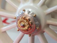 空女華薩摩作品・御所車の車輪のパーツ 素材：金(イエロー、ピンク)、銀、プラチナ 空女さんのご依頼で制作。小さいけど気張って作りました。 デザインお任せなんでどないしよかな？と。 結果こんなん出来ました。 オーダーメイド 京都府