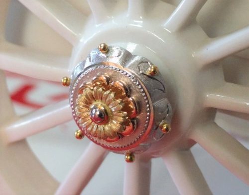 空女華薩摩作品・御所車の車輪のパーツ 素材：金(イエロー、ピンク)、銀、プラチナ 空女さんのご依頼で制作。小さいけど気張って作りました。 デザインお任せなんでどないしよかな？と。 結果こんなん出来ました。 オーダーメイド 京都府