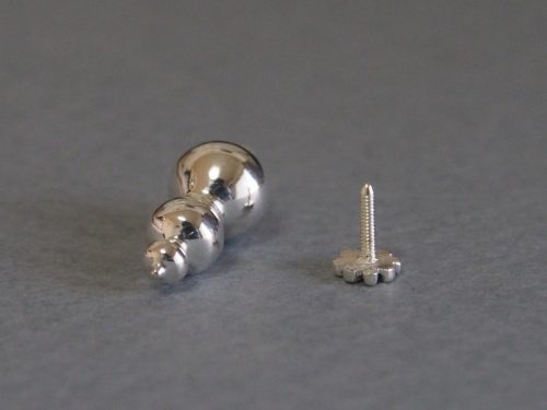 空女華薩摩作品の取っ手 素材：銀 伝統工芸士・空女さんからのご依頼で制作させていただきました。 モチーフはひょうたんでワックスを削って原型制作して鋳造。 ネジ切りで雄ネジ、雌ネジを作って蓋に留めています。 オーダーメイド　京都府