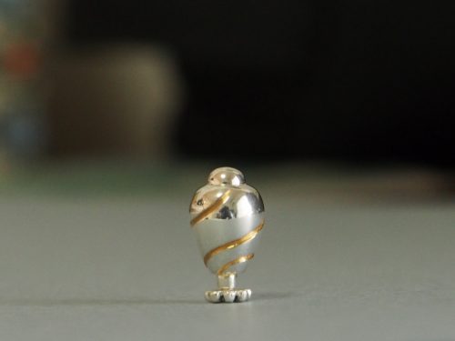 空女華薩摩作品の取っ手 素材：銀 伝統工芸士・空女さんからのご依頼で制作。ワックスで原型を制作。鋳造後に糸鋸で溝を入れて、そこに金メッキを施しました。