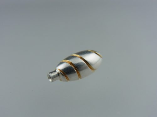 空女華薩摩作品の取っ手 素材：銀 伝統工芸士・空女さんからのご依頼で制作。糸鋸で曲線の溝を入れて、そこに金メッキを施しています。 オーダーメイド　京都府