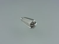 空女華薩摩作品の取っ手 素材：銀 伝統工芸士・空女さんからのご依頼で制作させていただきました。三角ヤスリで溝を入れ、先端の粒はロウ付け。 溝と粒は鏡面仕上げ、それ以外を艶消しにすることでコントラストが出てスッキリとした印象を与えています。 オーダーメイド　京都府