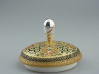 空女華薩摩作品の取っ手 素材：銀 伝統工芸士・空女さんからのご依頼で制作させていただきました。　地金の塊から削り出しで制作。糸鋸で曲線の溝を入れ、そこに金メッキを施しました。 オーダーメイド　京都府