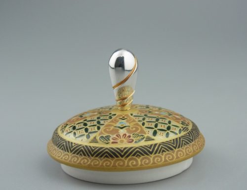 空女華薩摩作品の取っ手 素材：銀 伝統工芸士・空女さんからのご依頼で制作させていただきました。　地金の塊から削り出しで制作。糸鋸で曲線の溝を入れ、そこに金メッキを施しました。 オーダーメイド　京都府