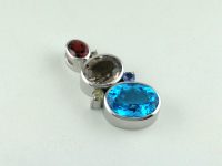 天然石のペンダントトップ 素材：Silver,天然石 お手持ちの天然石をまとめて一つのペンダントにしたい、とのご依頼で制作しました。 着けたときにバチカン金具が見えないように本体に直接チェーンを通せるようにしました。 大阪府のお客様