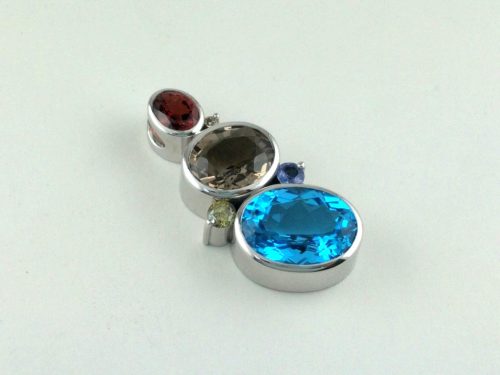 天然石のペンダントトップ 素材：Silver,天然石 お手持ちの天然石をまとめて一つのペンダントにしたい、とのご依頼で制作しました。 着けたときにバチカン金具が見えないように本体に直接チェーンを通せるようにしました。 大阪府のお客様