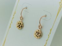 薔薇のピアス 素材：K18ピンクゴールド,ダイヤモンド オリジナル作品「薔薇のネックレス」をピアスに出来ないか？というご依頼で制作しました。 ピンクゴールドは硬い！ 中央にメレダイヤを覆輪留めしています。 オーダーメイド 兵庫県のお客様