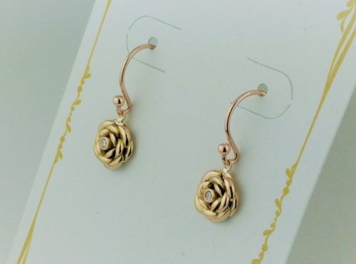 薔薇のピアス 素材：K18ピンクゴールド,ダイヤモンド オリジナル作品「薔薇のネックレス」をピアスに出来ないか？というご依頼で制作しました。 ピンクゴールドは硬い！ 中央にメレダイヤを覆輪留めしています。 オーダーメイド 兵庫県のお客様