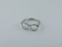 眼鏡モチーフの指輪 素材：Silver 地金からの制作です。 眼鏡パーツの部分と指輪のウデ部分を別々で作ってロウ付けしています。 オーダーメイド 大阪府のお客様