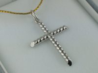 クロスペンダント 素材：Pt900 プラチナの丸棒を糸鋸とヤスリで撚ったような棒にして制作。 ロウ付けも接合部をきちんと合わせてバランスをとるのもシンプルなカタチ故に難しいもんです。 オーダーメイド 大阪府のお客様