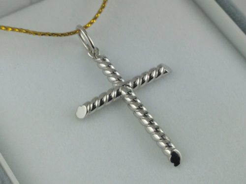 クロスペンダント 素材：Pt900 プラチナの丸棒を糸鋸とヤスリで撚ったような棒にして制作。 ロウ付けも接合部をきちんと合わせてバランスをとるのもシンプルなカタチ故に難しいもんです。 オーダーメイド 大阪府のお客様
