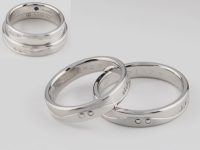 道をテーマにしたマリッジリング　T様 素材：Pt900 ご主人は車、奥様はバイクがご趣味。 その共通点はどちらも道(道路)を走るということ。 ということで、道をテーマにデザインしたマリッジリングが出来ました。 曲線は道、円はタイヤを表しています。 内側にはサファイアとメレダイヤを留めています。 大阪府のお客様