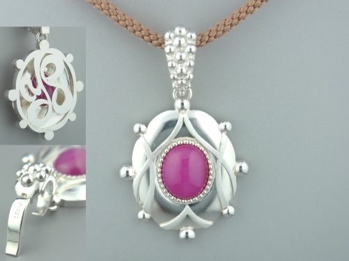 赤色石のペンダント 素材：Silver,ピンク石 大きなペンダントで、バチカンは開閉式になっており 真珠のネックレスにも通せます。 裏側にはイニシャルをデフォルメした模様の 透かし彫りした銀板をロウ付けして貼り付けました。 京都府のお客様