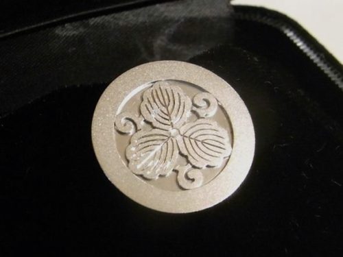 家紋のブローチ 素材：Silver 丸に三つ柏の家紋。 金剛砂で艶消し仕上げをした後、 葉脈に当たる線は毛彫りタガネで彫りました。 タックピン式のブローチ。 京都府のお客様