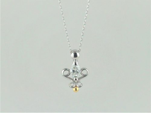 マーキスダイヤモンドのペンダントネックレス 素材：Pt900,K24,ダイヤモンド デザインはお客様からイメージをお聞きして、こちらから提案させていただきました。 お預かりした指輪に留まっていたダイヤモンドを留めています。 地金からの手作りです。 滋賀県のお客様