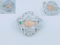 オパールのブローチ、兼ペンダント 素材：Silver,オパール,エメラルド,ダイヤモンド,アコヤ真珠 お客様のご希望でデザインは大正時代に作られたブローチを再現して、 お預かりしたオパール,エメラルド,ダイヤモンドを留めました。 軽い方が良い、ということで銀で制作しました。 タガネでミル打ち、和彫りをしています。 京都府のお客様