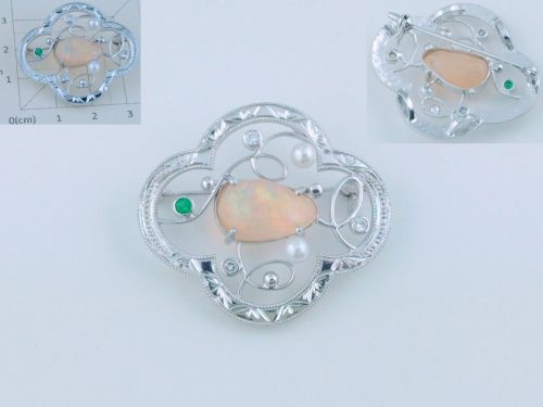 オパールのブローチ、兼ペンダント 素材：Silver,オパール,エメラルド,ダイヤモンド,アコヤ真珠 お客様のご希望でデザインは大正時代に作られたブローチを再現して、 お預かりしたオパール,エメラルド,ダイヤモンドを留めました。 軽い方が良い、ということで銀で制作しました。 タガネでミル打ち、和彫りをしています。 京都府のお客様