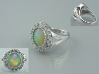 オパールの指輪 素材：K18WG,オパール,ダイヤモンド K18ホワイトゴールドで制作したメレダイヤの取り巻きオパールの指輪です。 極力高さを抑えたシンプルなデザイン。 とてもきれいなオパールです。 京都府のお客様