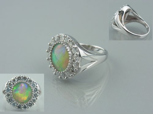 オパールの指輪 素材：K18WG,オパール,ダイヤモンド K18ホワイトゴールドで制作したメレダイヤの取り巻きオパールの指輪です。 極力高さを抑えたシンプルなデザイン。 とてもきれいなオパールです。 京都府のお客様