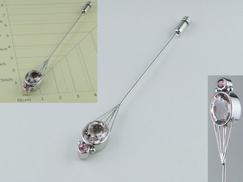 ピンクトルマリンのピンブローチ 素材：Silver,ピンクトルマリン,ピンクサファイア 幾つかのデザインパターンを提案させていただき、 お預かりしたピンクトルマリンにピンクサファイアを合わせて地金から製作しました。 ロジウムコーティングを施しています。 京都府のお客様