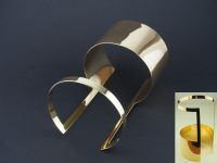 大きくてスタイリッシュなバングル 素材：Silver(金メッキ) オーダーメイドならではの、 とても大ききてスタイリッシュなバングルです。 仕上げが大変でした。 厚めの金メッキをしています。