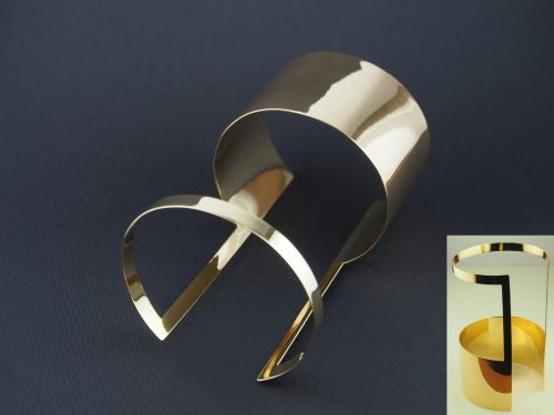 大きくてスタイリッシュなバングル 素材：Silver(金メッキ) オーダーメイドならではの、 とても大ききてスタイリッシュなバングルです。 仕上げが大変でした。 厚めの金メッキをしています。