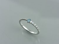 アクアマリンの指輪 素材：Silver,アクアマリン,キュービックジルコニア お客様のご希望のデザインで制作しました。 石枠の爪のカタチが特徴的。 ロジウムコーティングを施しています。 大阪府のお客様