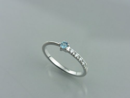 アクアマリンの指輪 素材：Silver,アクアマリン,キュービックジルコニア お客様のご希望のデザインで制作しました。 石枠の爪のカタチが特徴的。 ロジウムコーティングを施しています。 大阪府のお客様