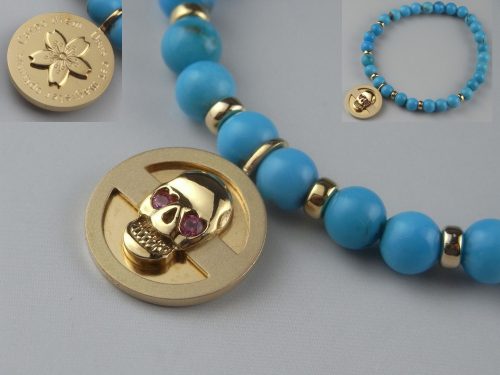 ドクロのブレスレット 素材：K18,トルコ石,ルビー お客様がご希望のデザインイメージを聞いて制作しました。 ドクロはワックスで原型制作、それ以外は地金からの制作で 目にはルビーを留め、 裏面の桜にはタガネで丸と線を入れ、 その周りの文字は大阪府守口市の吉田彫刻で刻印してもらいました。 大阪府のお客様