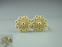 宝相華モチーフのイヤリング 素材：K18,K24 オリジナル作品「宝相華のネックレス」を見ていただいたお客様から イヤリングにしてほしい、というご依頼で制作しました。 画像ではわかりにくいですが、中央部分は純金です。 大阪府のお客様