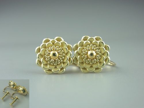 宝相華モチーフのイヤリング 素材：K18,K24 オリジナル作品「宝相華のネックレス」を見ていただいたお客様から イヤリングにしてほしい、というご依頼で制作しました。 画像ではわかりにくいですが、中央部分は純金です。 大阪府のお客様