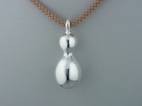 瓢箪の根付 素材：銀 個展で作品を見ていただいたお客さまからご依頼を受けて製作しました。 銀の明るさ、質感、重さを感じられる根付で、組紐を通しています。 大阪府のお客様