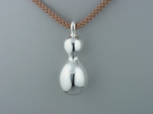 瓢箪の根付 素材：銀 個展で作品を見ていただいたお客さまからご依頼を受けて製作しました。 銀の明るさ、質感、重さを感じられる根付で、組紐を通しています。 大阪府のお客様