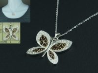 蝶モチーフのペンダントネックレス 素材：Silver お客様のお好みのデザインで 透かし彫りには金メッキを施し、 表面には艶消し仕上げをしてからタガネで和彫りをしています。 地金からの制作。 大阪府のお客様