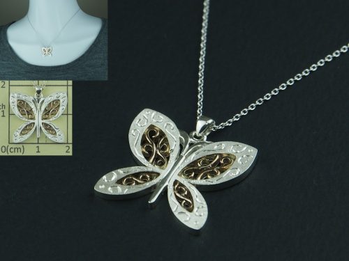 蝶モチーフのペンダントネックレス 素材：Silver お客様のお好みのデザインで 透かし彫りには金メッキを施し、 表面には艶消し仕上げをしてからタガネで和彫りをしています。 地金からの制作。 大阪府のお客様